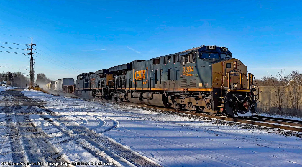 CSX 3284 leads M370.